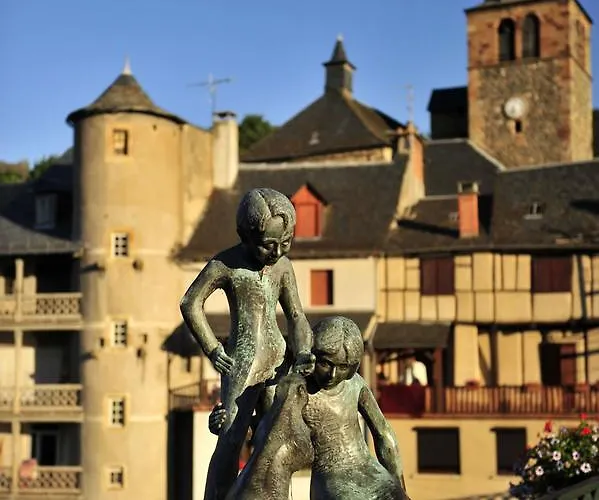 Le Chateau Ricard 3* Saint-Geniez-dʼOlt