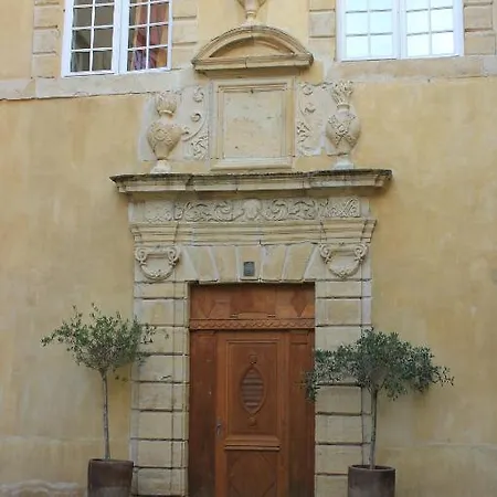 Apartahotel Le Chateau Ricard Saint-Geniez-dʼOlt