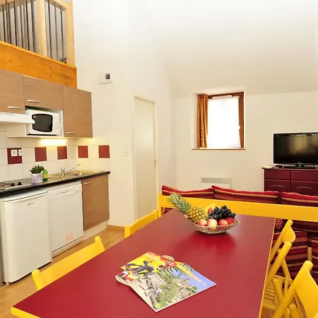 Le Chateau Ricard Saint-Geniez-dʼOlt