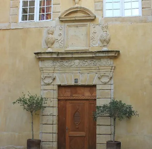 Lejlighedshotel Le Chateau Ricard Saint-Geniez-dʼOlt