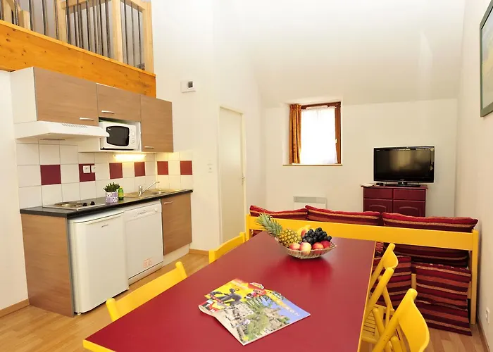 Le Chateau Ricard Saint-Geniez-dʼOlt