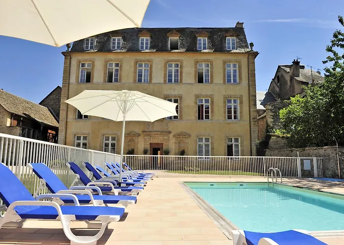 Le Chateau Ricard Saint-Geniez-dʼOlt